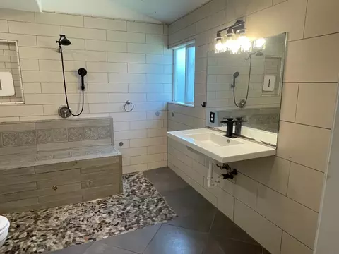 Bath - 549 Victory Ave, Manteca, CA 95336 photo 3 of 4
