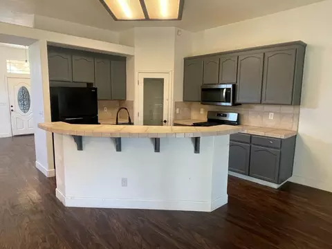 Kitchen - 549 Victory Ave, Manteca, CA 95336 photo 1 of 2