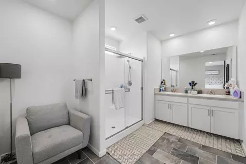 Bath - 842 Norfolk Ave, Patterson, CA 95363 photo 3 of 4
