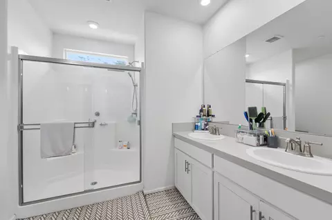 Bath - 842 Norfolk Ave, Patterson, CA 95363 photo 4 of 4