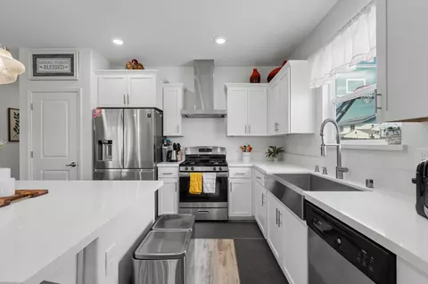 Kitchen - 842 Norfolk Ave, Patterson, CA 95363 photo 2 of 2