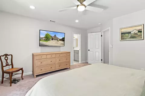 Bedroom - 887 E Milgeo Ave, Ripon, CA 95366 photo 2 of 3