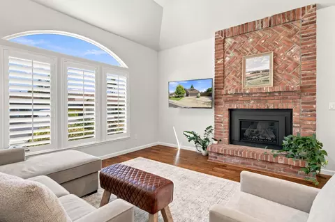 Living - 887 E Milgeo Ave, Ripon, CA 95366 photo 2 of 5