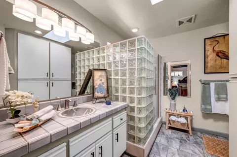 Bath - 5962 Arrowhead Dr, Foresthill, CA 95631 photo 2 of 4