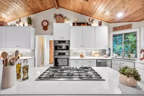 Kitchen - 5962 Arrowhead Dr, Foresthill, CA 95631 photo 4 of 6