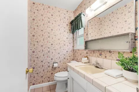 Bath - 5649 Newbury Way, Carmichael, CA 95608 photo 3 of 4