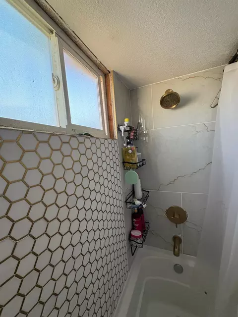 Bath - 34 Arizona Way, Olivehurst, CA 95961 photo 3 of 4