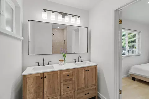 Bath - 2032 Mission Ave, Carmichael, CA 95608 photo 3 of 8