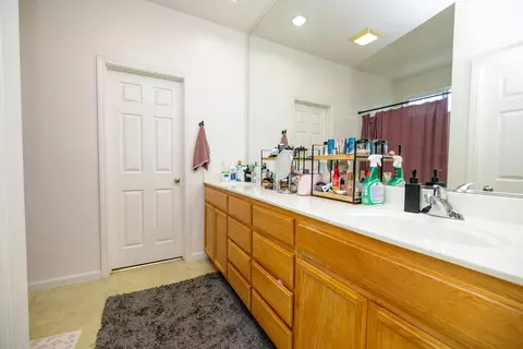 Bath - 3711 Pomegranate Ave, Ceres, CA 95307 photo 1 of 3