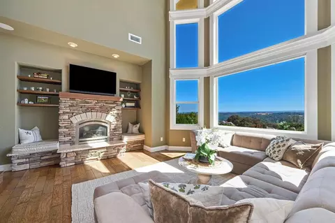 Living - 585 Riverview Dr, Auburn, CA 95603 photo 4 of 7