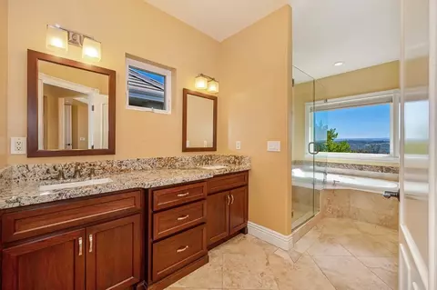 Bath - 585 Riverview Dr, Auburn, CA 95603 photo 3 of 8