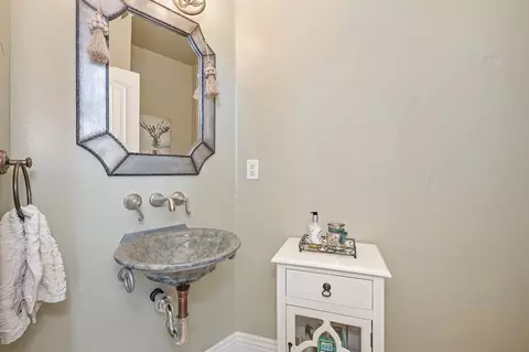 Bath - 585 Riverview Dr, Auburn, CA 95603 photo 1 of 8