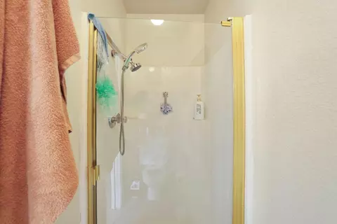 Bath - 913 Jayhawk Way, Modesto, CA 95358 photo 2 of 3