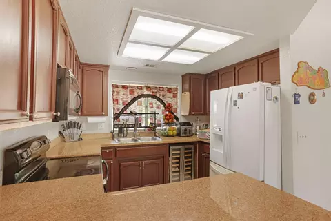 Kitchen - 913 Jayhawk Way, Modesto, CA 95358 photo 4 of 5