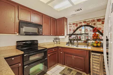 Kitchen - 913 Jayhawk Way, Modesto, CA 95358 photo 2 of 5