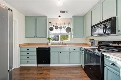 Kitchen - 261 Glenbrook Dr, Grass Valley, CA 95945 photo 1 of 3