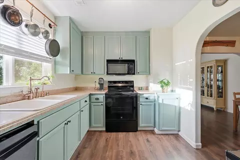 Kitchen - 261 Glenbrook Dr, Grass Valley, CA 95945 photo 2 of 3