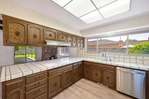 Kitchen - 975 Sand Bar Cir, Carmichael, CA 95608 photo 4 of 7