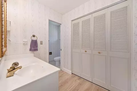 Bath - 975 Sand Bar Cir, Carmichael, CA 95608 photo 3 of 4
