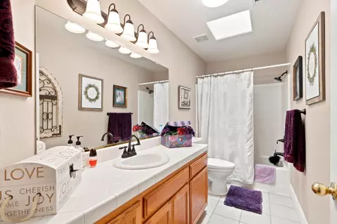 Bath - 3363 Cambria Ave, Madera, CA 93637 photo 1 of 2