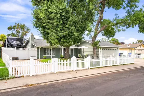 Exterior - 1109 Peek Ave, Modesto, CA 95358 photo 4 of 13