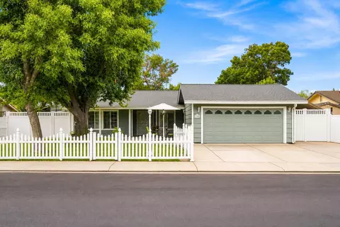 Exterior - 1109 Peek Ave, Modesto, CA 95358 photo 3 of 13