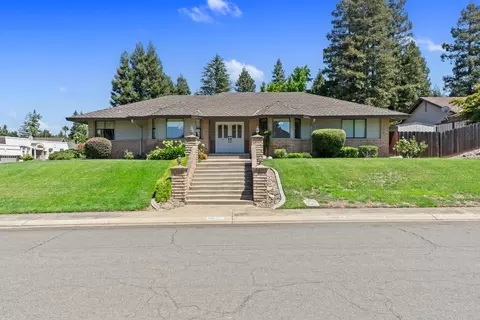 9612 La Posada Dr, Oakdale, CA 95361