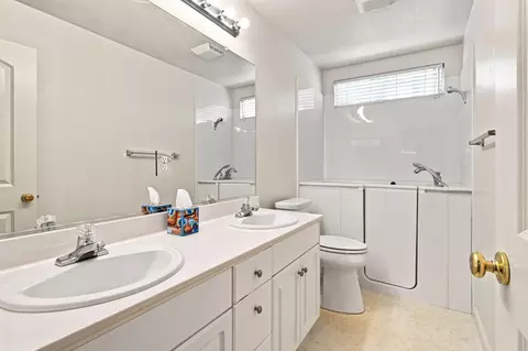 Bath - 1738 Matterhorn St, Manteca, CA 95337 photo 1 of 2