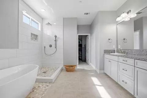 Bath - 1652 Cady Ln, Ripon, CA 95366 photo 3 of 6