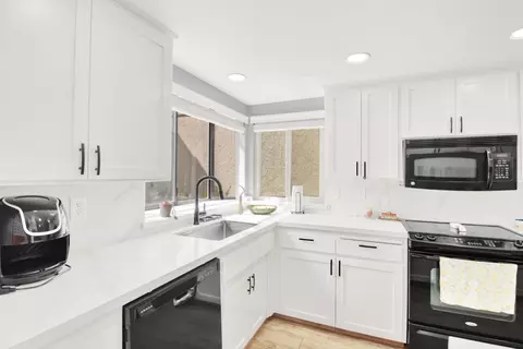 Kitchen - 947 Sylvan Meadows Dr, Modesto, CA 95356 photo 3 of 5