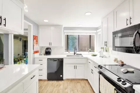 Kitchen - 947 Sylvan Meadows Dr, Modesto, CA 95356 photo 4 of 5