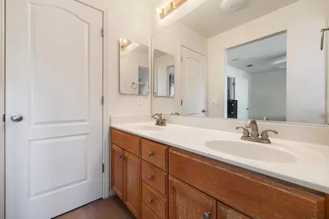 Bath - 1612 Hearthsong Dr, Manteca, CA 95337 photo 2 of 4