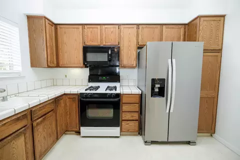 Kitchen - 6036 Deep River Ct, Riverbank, CA 95367 photo 2 of 5
