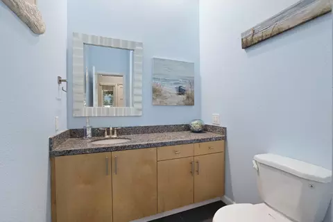 Bath - 501 Rose Ave #1, Modesto, CA 95355 photo 1 of 4