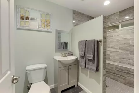 Bath - 501 Rose Ave #1, Modesto, CA 95355 photo 3 of 4