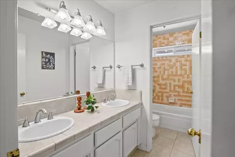 Bath - 400 Rosebay Ln, Modesto, CA 95356 photo 2 of 8