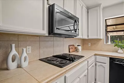 Kitchen - 400 Rosebay Ln, Modesto, CA 95356 photo 7 of 8