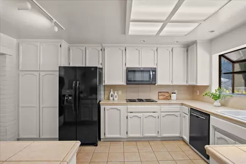 Kitchen - 400 Rosebay Ln, Modesto, CA 95356 photo 4 of 8