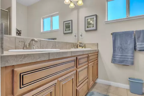 Bath - 940 Chase Dr, Galt, CA 95632 photo 2 of 6