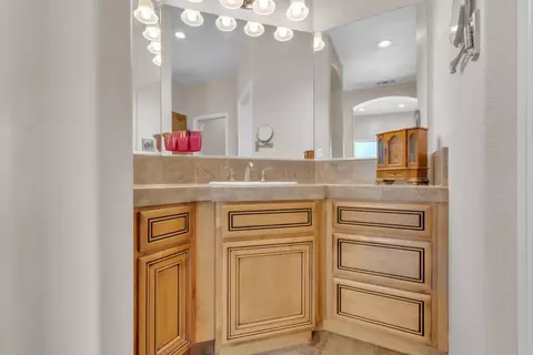 Bath - 940 Chase Dr, Galt, CA 95632 photo 4 of 6