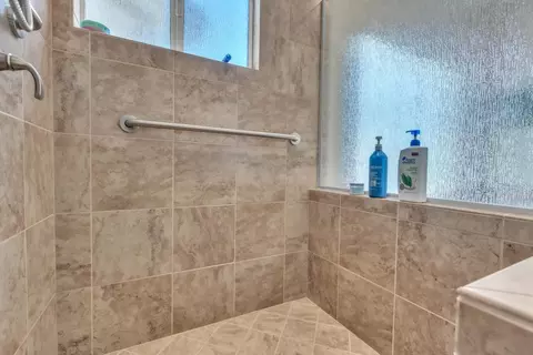 Bath - 940 Chase Dr, Galt, CA 95632 photo 6 of 6