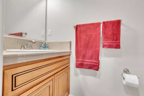 Bath - 940 Chase Dr, Galt, CA 95632 photo 3 of 6