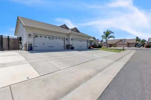 Exterior - 940 Chase Dr, Galt, CA 95632 photo 3 of 11