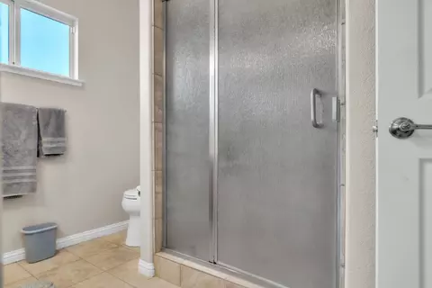 Bath - 940 Chase Dr, Galt, CA 95632 photo 1 of 6