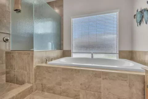 Bath - 940 Chase Dr, Galt, CA 95632 photo 5 of 6