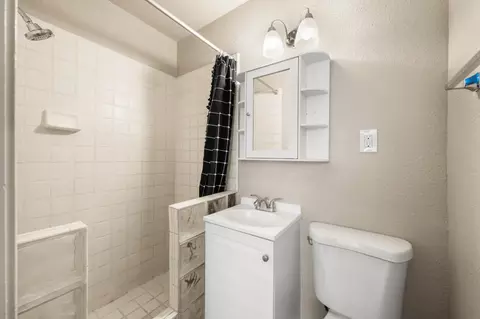 Bath - 5513 Sapunor Way, Carmichael, CA 95608 photo 2 of 3