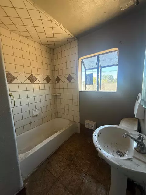 Bath - 656 Pine St, Manteca, CA 95336 photo 2 of 2