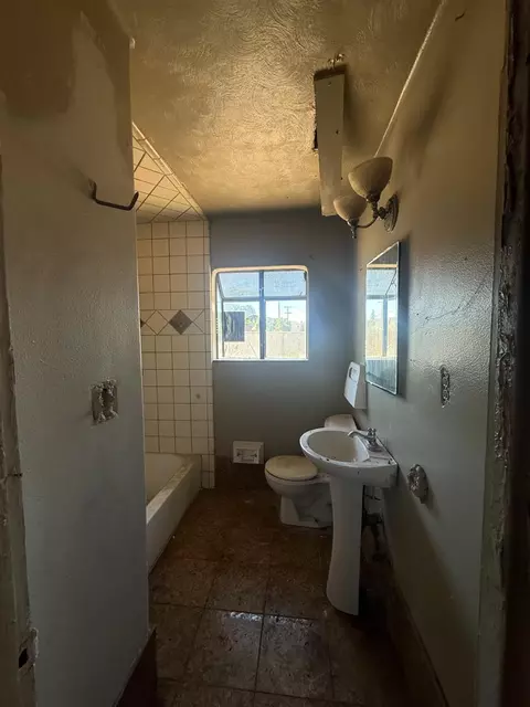 Bath - 656 Pine St, Manteca, CA 95336 photo 1 of 2