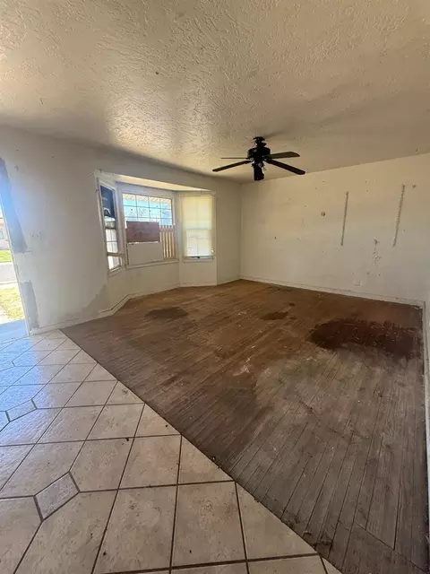 Living - 656 Pine St, Manteca, CA 95336 photo 2 of 3