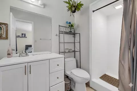 Bath - 2727 Buttonwillow Ave, Stockton, CA 95207 photo 2 of 2